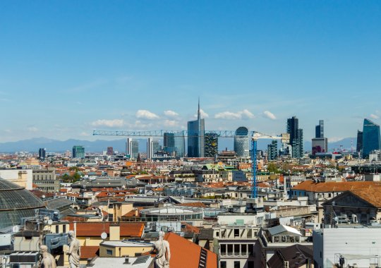 イタリアの新築住宅市場:2026年上半期に価格が4.9%上昇。新築住宅販売は第1四半期に好調な推移を見せた(イタリア全体で+8.6%)。ミラノとローマは最も高価な都市としての地位を確固たるものにし、ボローニャは価格(+8.4%)と取引量の両方で記録的な成長を示した。2026年上半期は記録的な成長を遂げた。