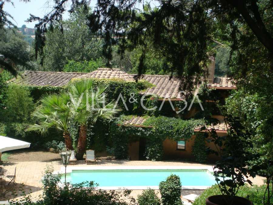 ローマの高級レジデンス内にある歴史的なヴィラを賃貸