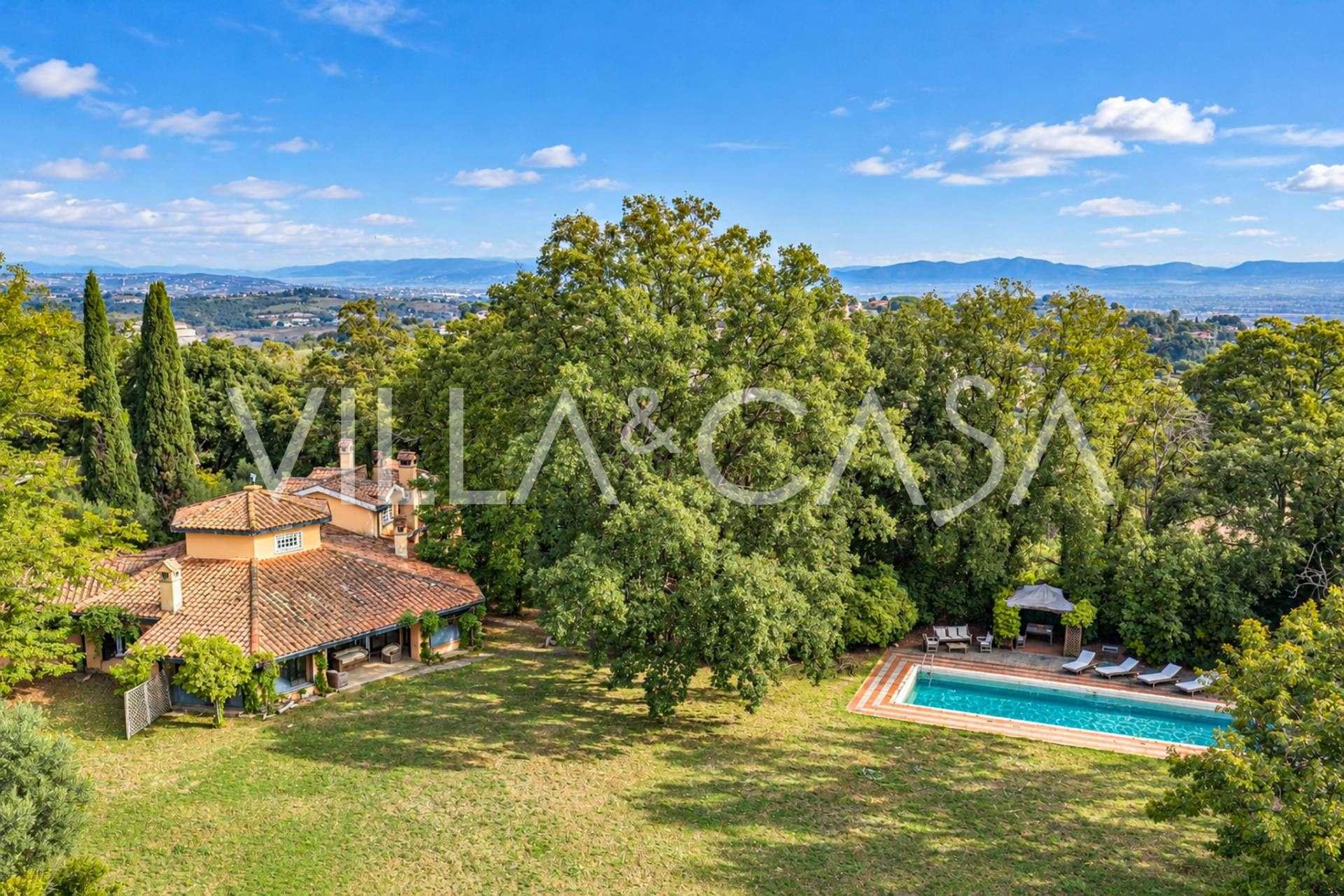 ローマのパンラマビューとプール付きのヴィラ販売中