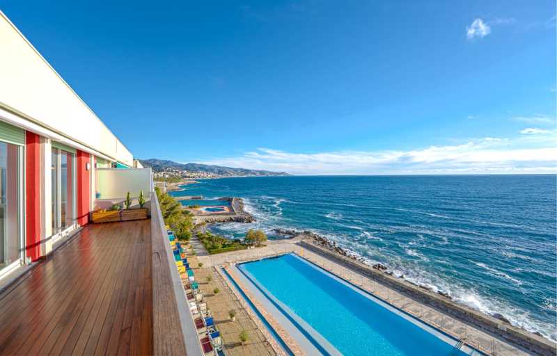 カポネーロ、サンレモの海の近くのアパート