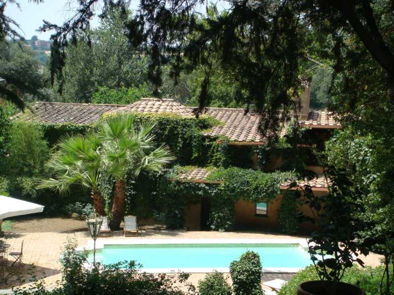 ローマの高級レジデンス内にある歴史的なヴィラを賃貸