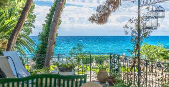 ビーチに直結したディアーノ・マリーナの豪華なヴィラ