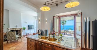 ローマ、サンタ・マリネッラの海辺にある歴史的で独占的なヴィラ。