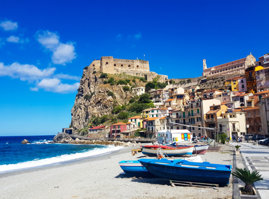 イタリアのカラブリア州のスキュラを歩いていますか？ 2021年