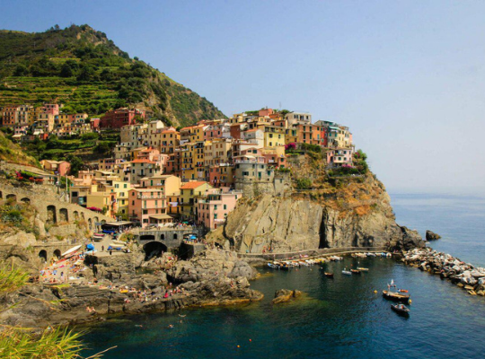 イタリアのリグーリア海岸のほとんどの町は静かで落ち着いていて少し眠いです