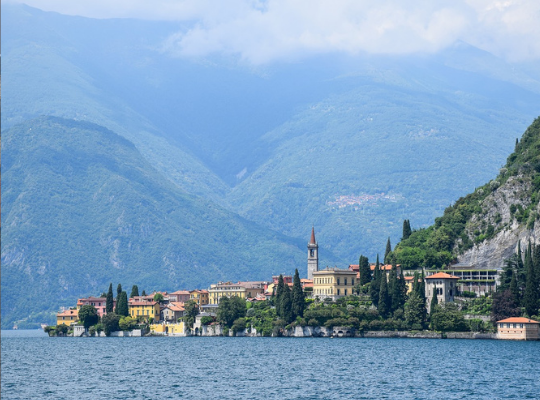 イタリアの美しい湖